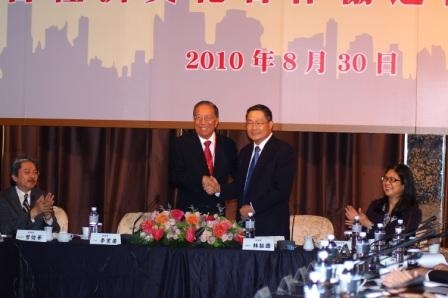 策進會林董事長振國(右)與協進會李主席業廣(左)合照