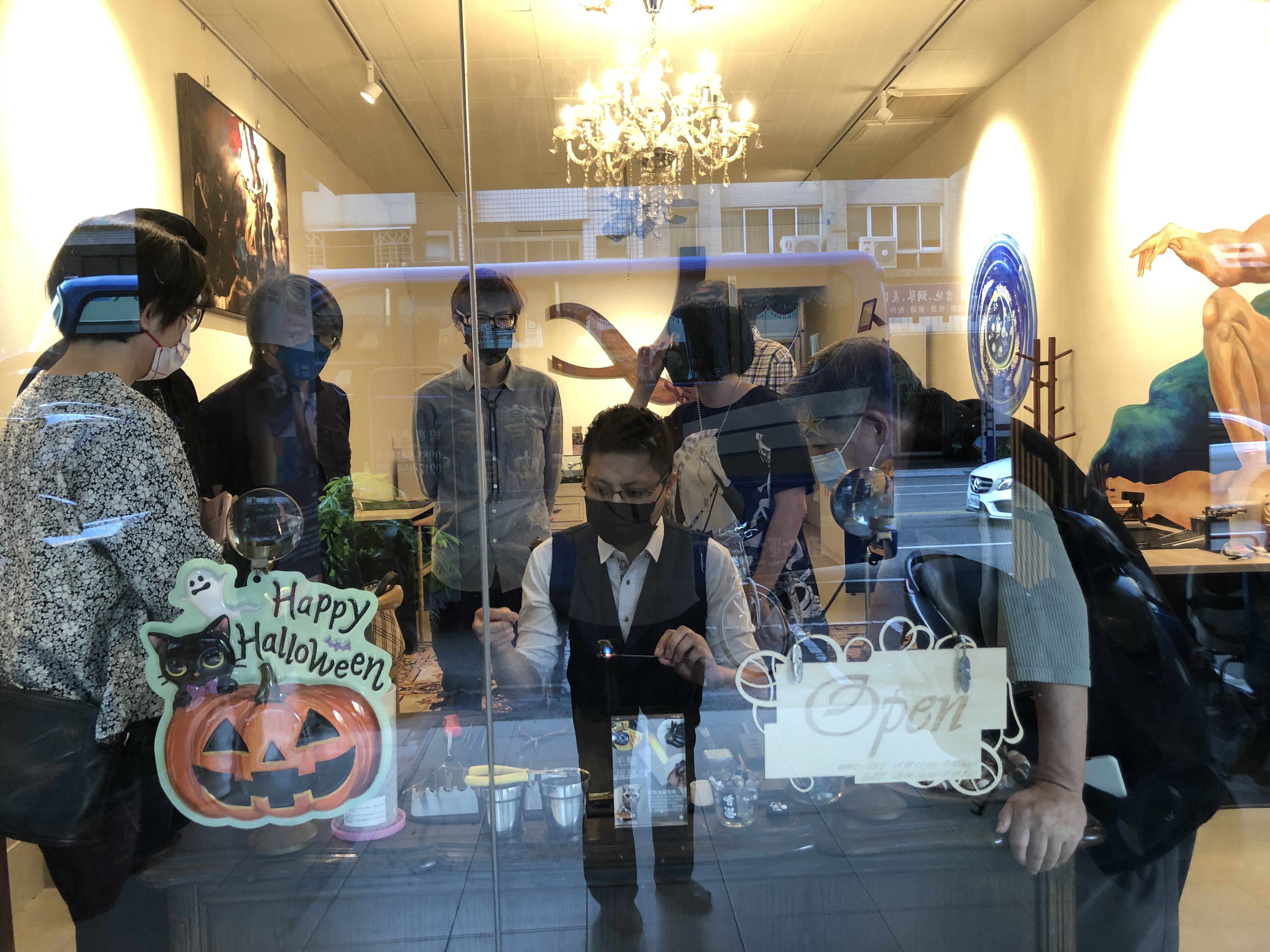 10月27日下午參訪在臺港人經營之燈工琉璃商店，店長林先生示範製作琉璃作品。