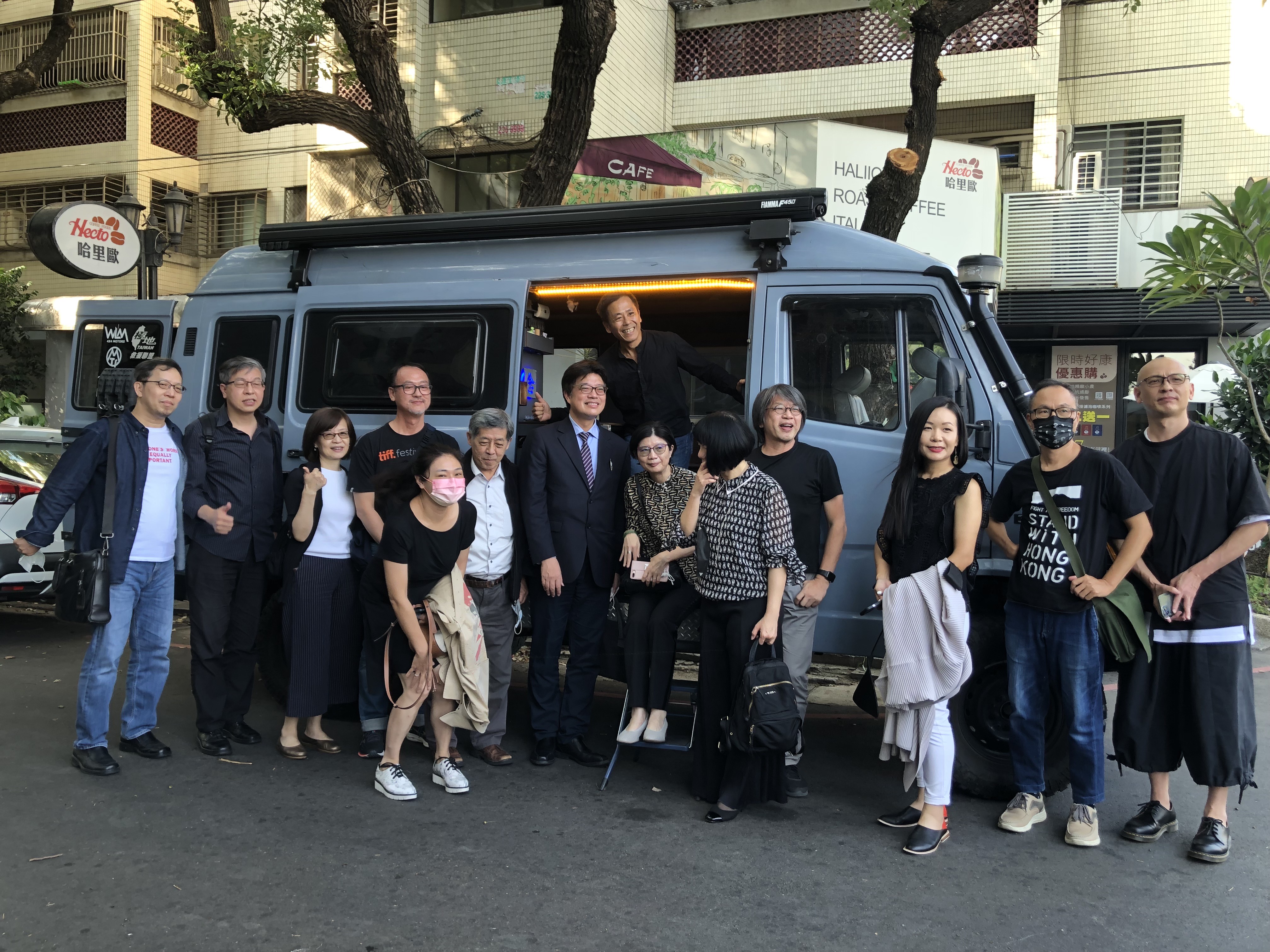 10月28日中午參訪在臺港人謝至德之露營車。