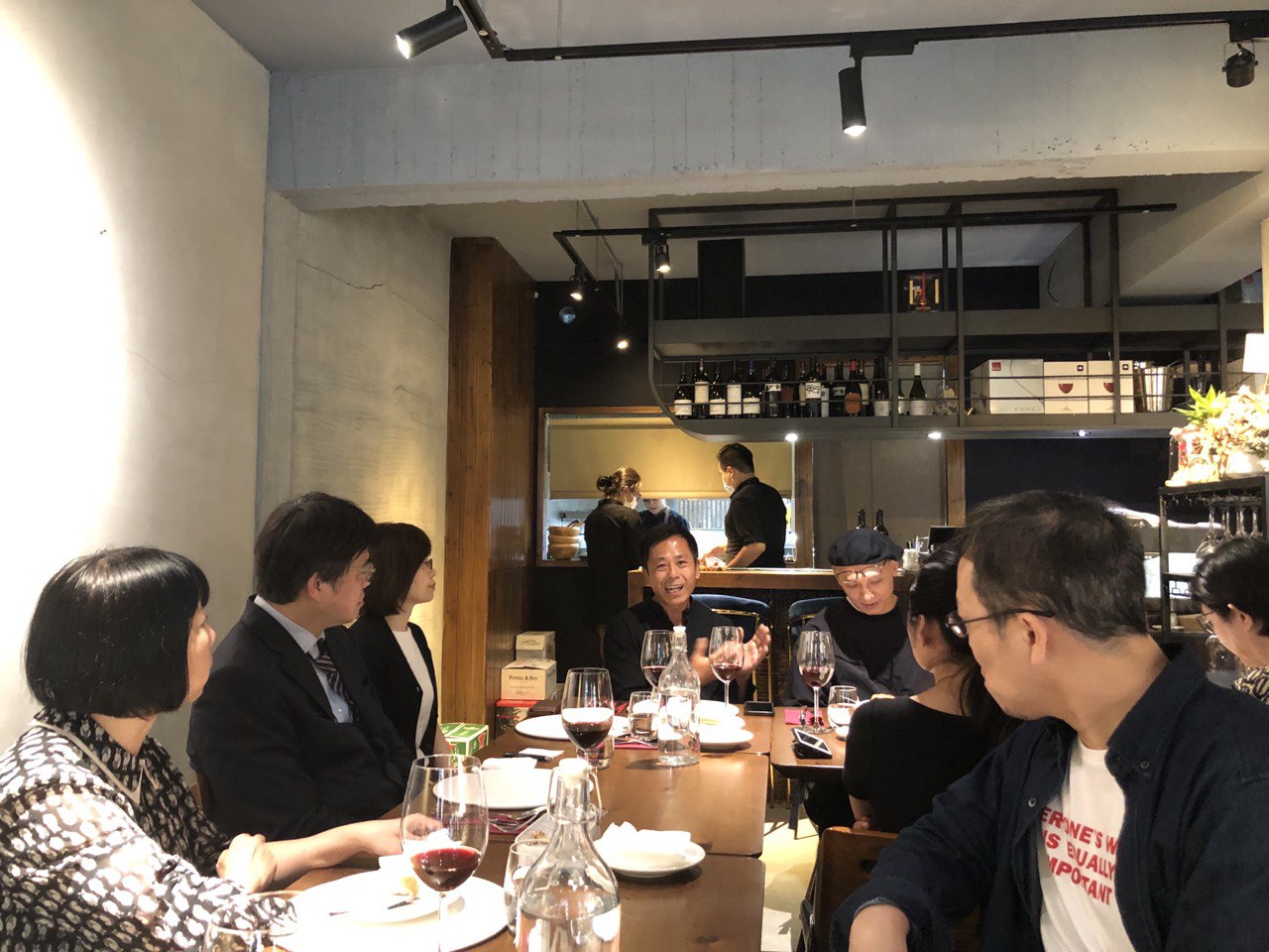 本會邱垂正代理董事長一行與謝至德交流互動。