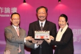 徐召集人與毛召集人共同頒發紀念品予林副校長磐聳。　　　　