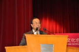 主持人鄭教授匯報「表演藝術展演」產業分組討論之成果。　　　　　　（2011-05-17）