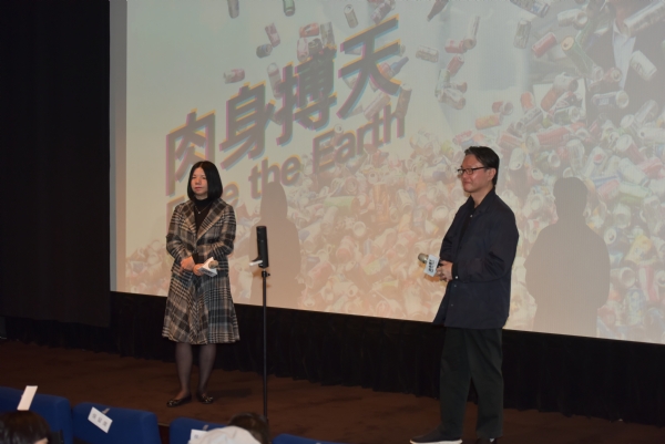 國際藝評人協會台灣分會謝佩霓理事長(左)主持映後分享會，邀請黃明川導演(右)分享執導本片的心路歷程，並開放現場嘉賓提問與交流