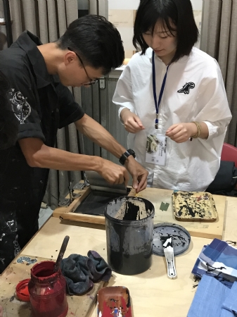 學員於古都基金會體驗手作絹印