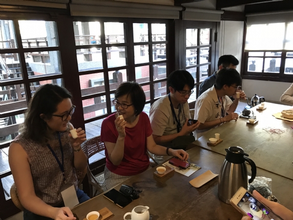 學員們於十八卯茶屋體驗奉茶文化