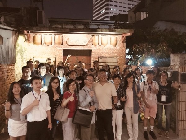 於清朝百年老厝改建之筑馨居前合影