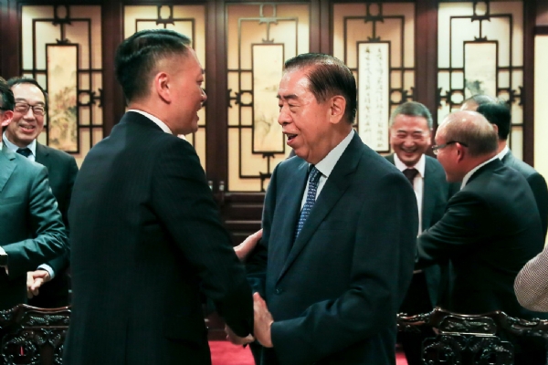 「香港－台灣商貿合作委員會」吳永嘉主席（左）與「臺港經濟文化合作策進會」經濟合作委員會李棟樑召集人相互寒喧致意
