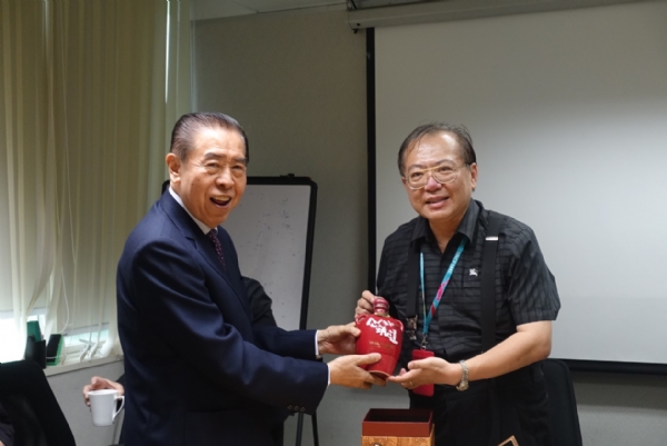 「經合會」李棟樑召集人致贈紀念品予香港百佳超市林大哲商務經理（右）