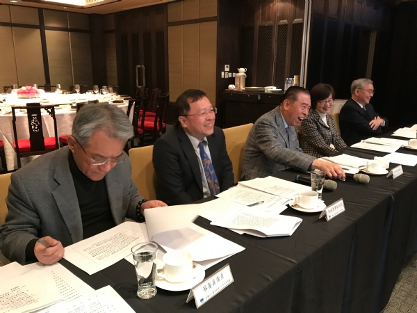與會委員針對會議議題進行討論