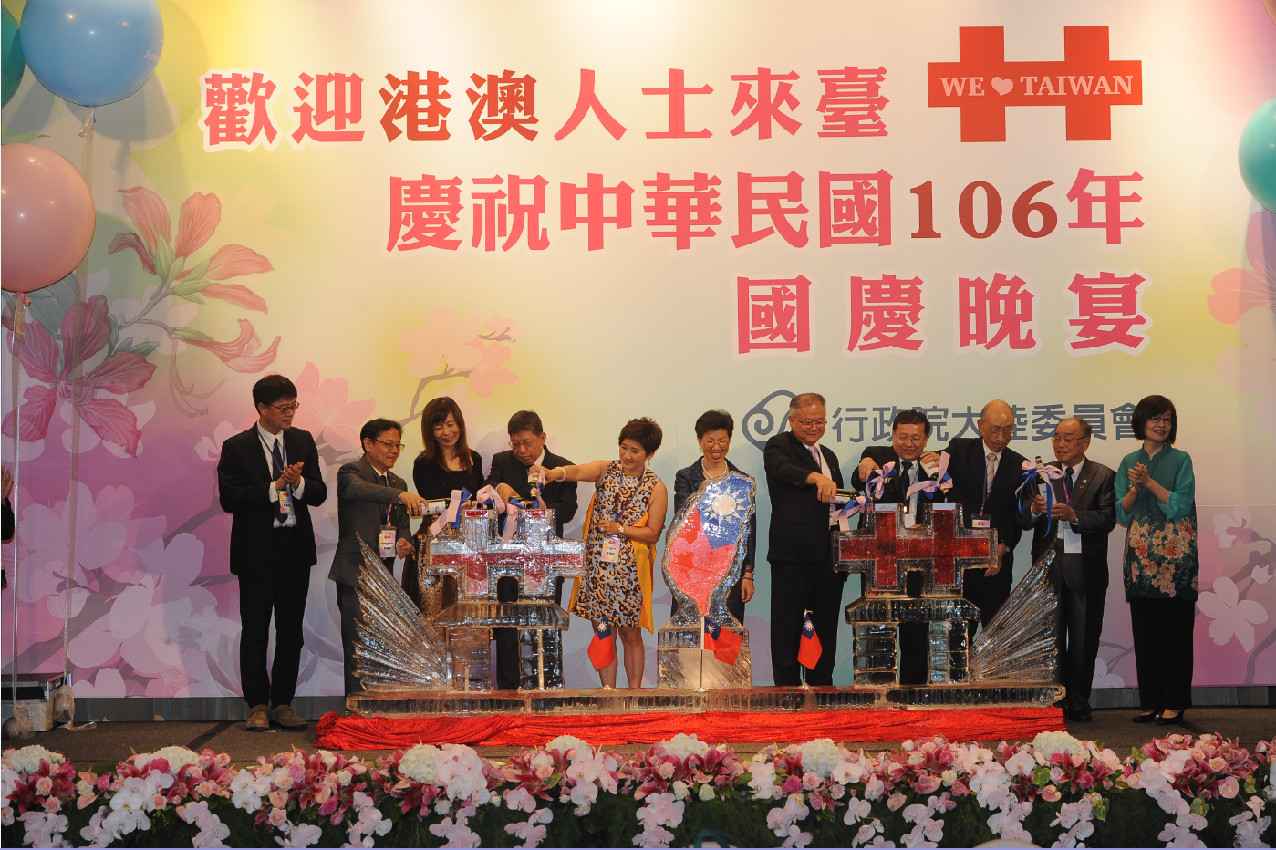 路董事長平(左三)與張主委等一同注酒及點燈
