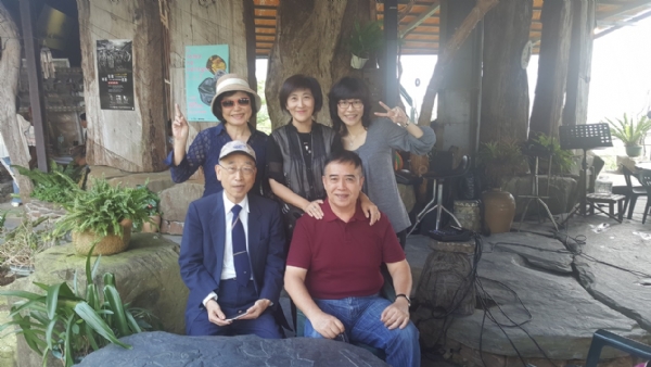 文合會委員們於秋月的店內合影
