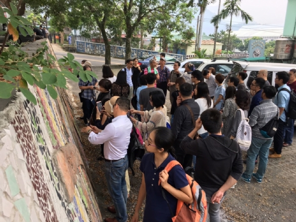 文創營學員參觀三地門「工藝之道」，沿途欣賞公共裝置藝術
