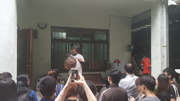 參訪三地門原住民藝術家工作室，並由當地藝術家進行導覽