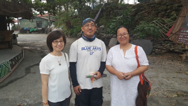 本會文合會尤瑪達陸委員及杜秘書長與本次導覽之藝術家雷斌合影