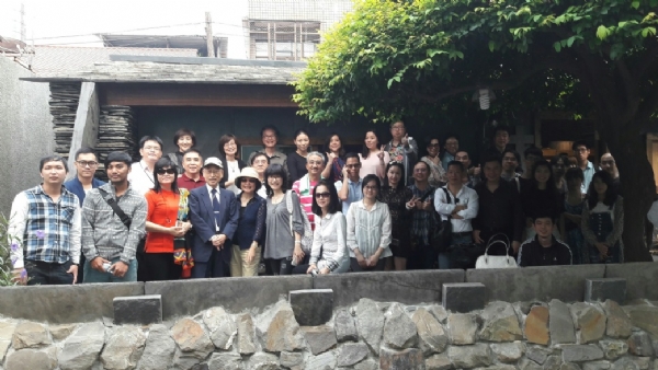 活動成員於三地門藝術家工作室前合照
