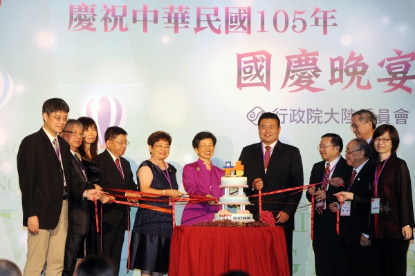 路董事長平(左3)與張主委等一同切生日蛋糕