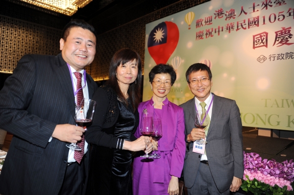 路董事長平(左2)與張主委等合影