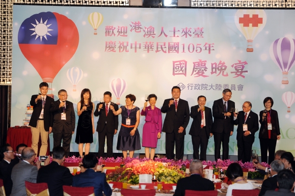 路董事長平(左3)與張主委等一同祝酒