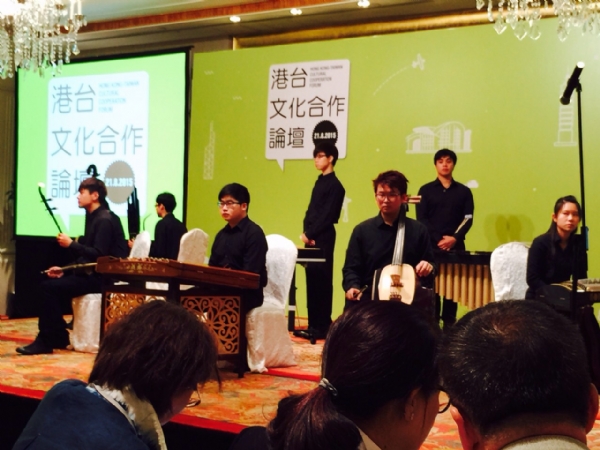 文創營臺港青年音樂組於論壇總結時合奏樂曲