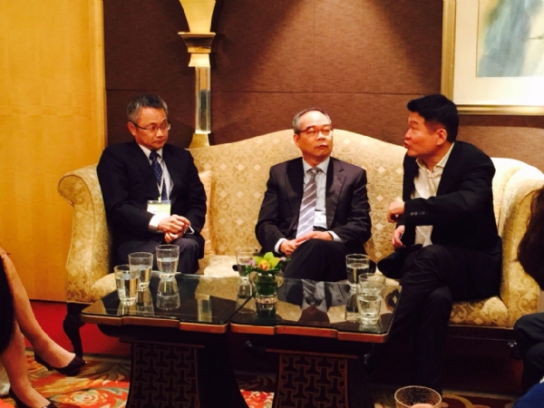 行政院大陸委員會香港事務局局長嚴重光（左一）及羅召集人（右一）與港府新任民政事務局劉江華局長（中）於論壇中場休息時會談（2015-08-21）