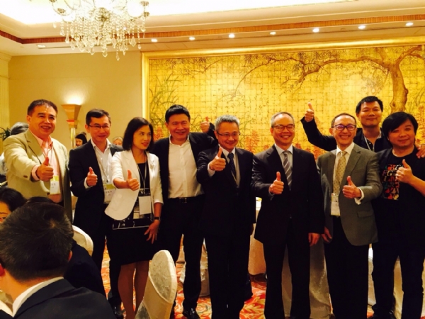 臺港兩地文合會召集人羅智成（左四）與毛俊輝（右三）及部份委員於論壇活動圓滿結束後與我香港事務局局長嚴重光（中）、港府民政事務局局長劉江華（右四）及民政事務局秘書長馮程淑儀（左三）等合影留念（2015-08-21）