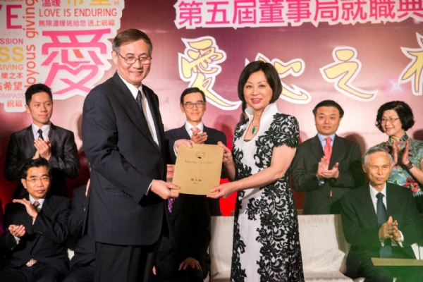 劉董事長受邀參加港澳台灣慈善基金會第五屆董事局就職典禮，並頒發就任證書予董事局成員