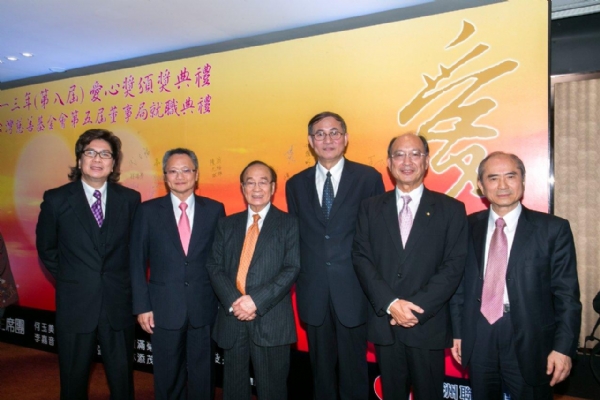 劉董事長赴港參加港澳台灣慈善基金會舉辦第八屆愛心獎頒獎典禮，與該會錢立祐主席、林添茂創會主席、安達旅運社江可伯董事長等嘉賓合照
