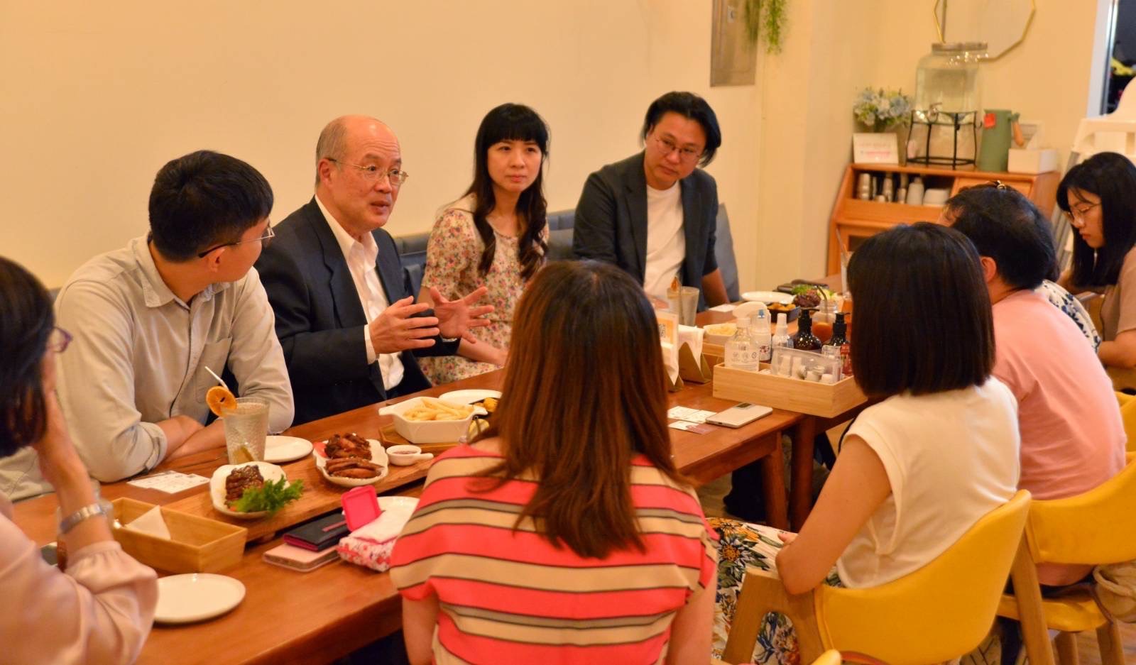 詹董事長與移居港人座談情形(一)