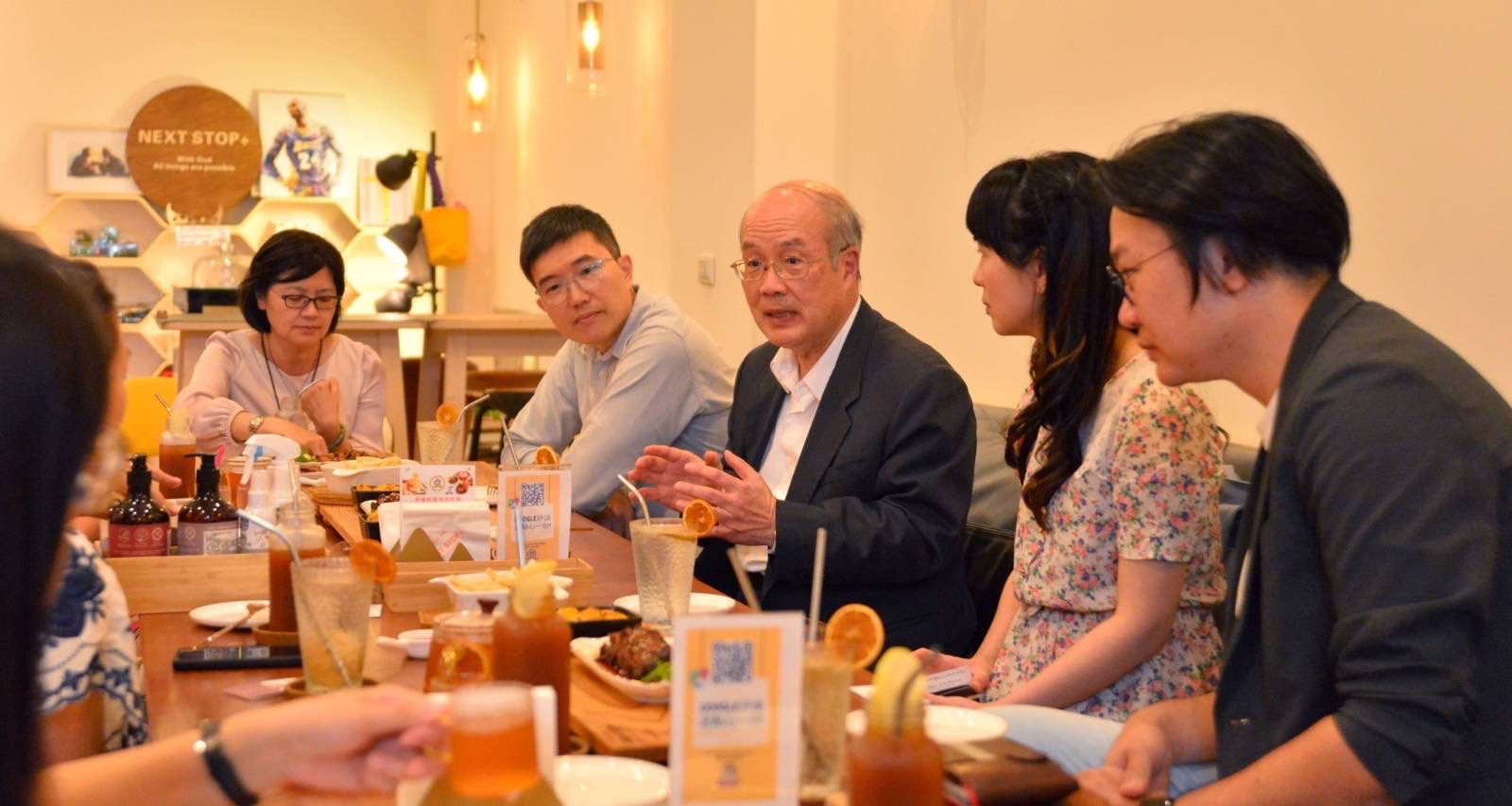 詹董事長與移居港人座談情形(二)