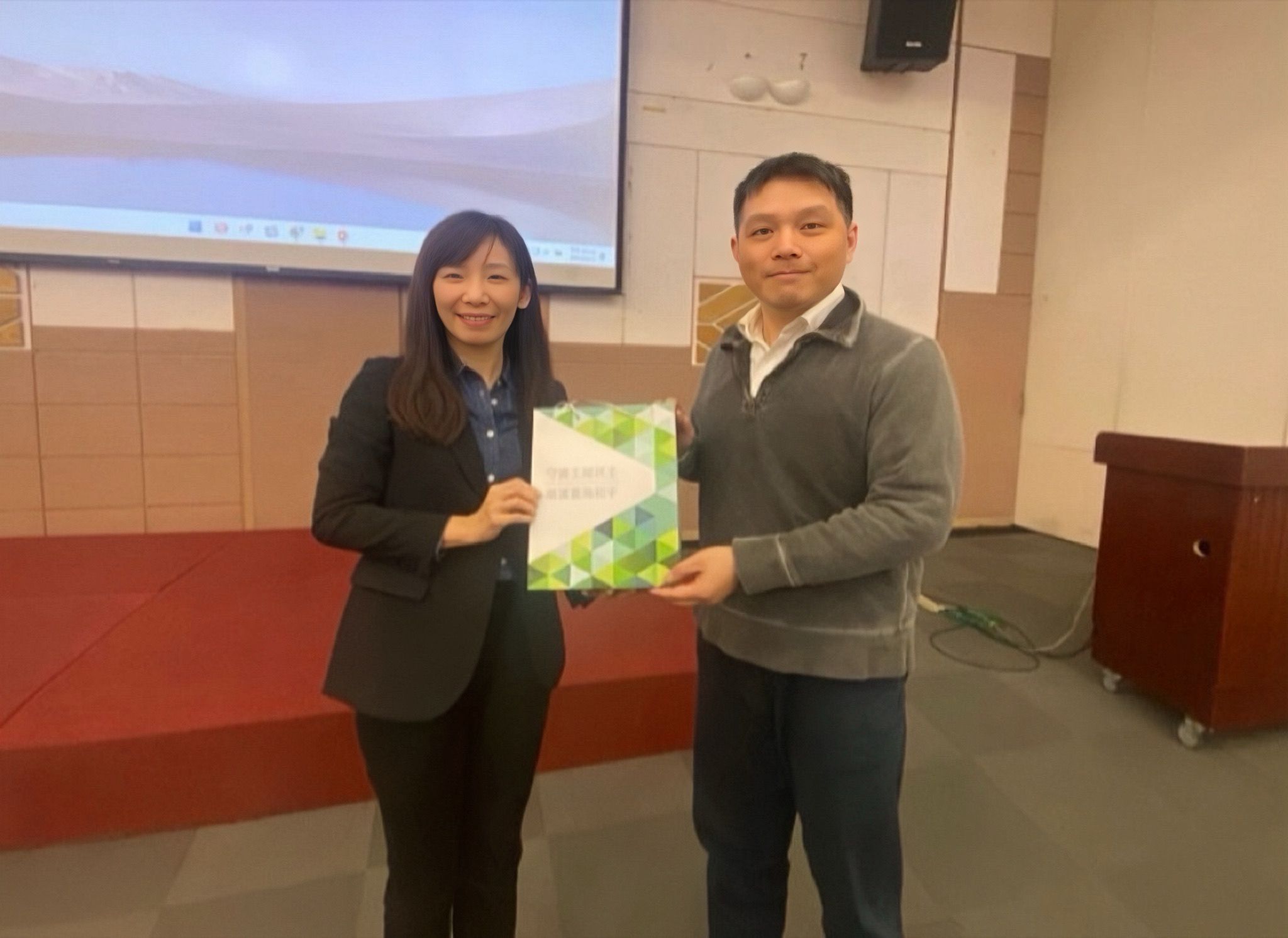 林參事代表本會致贈學校紀念品