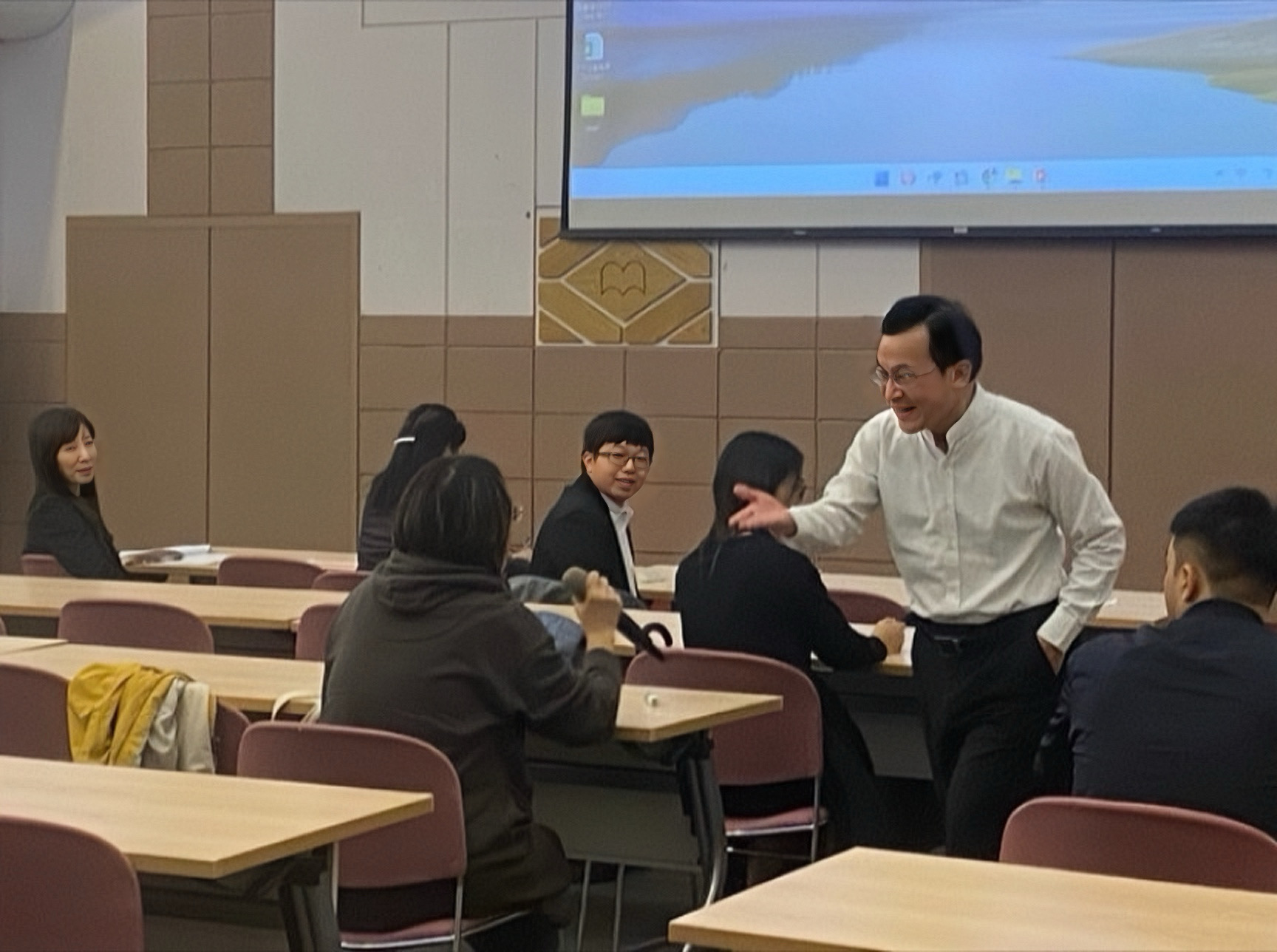 香港各大學校友總會麥榮譽會長與同學互動