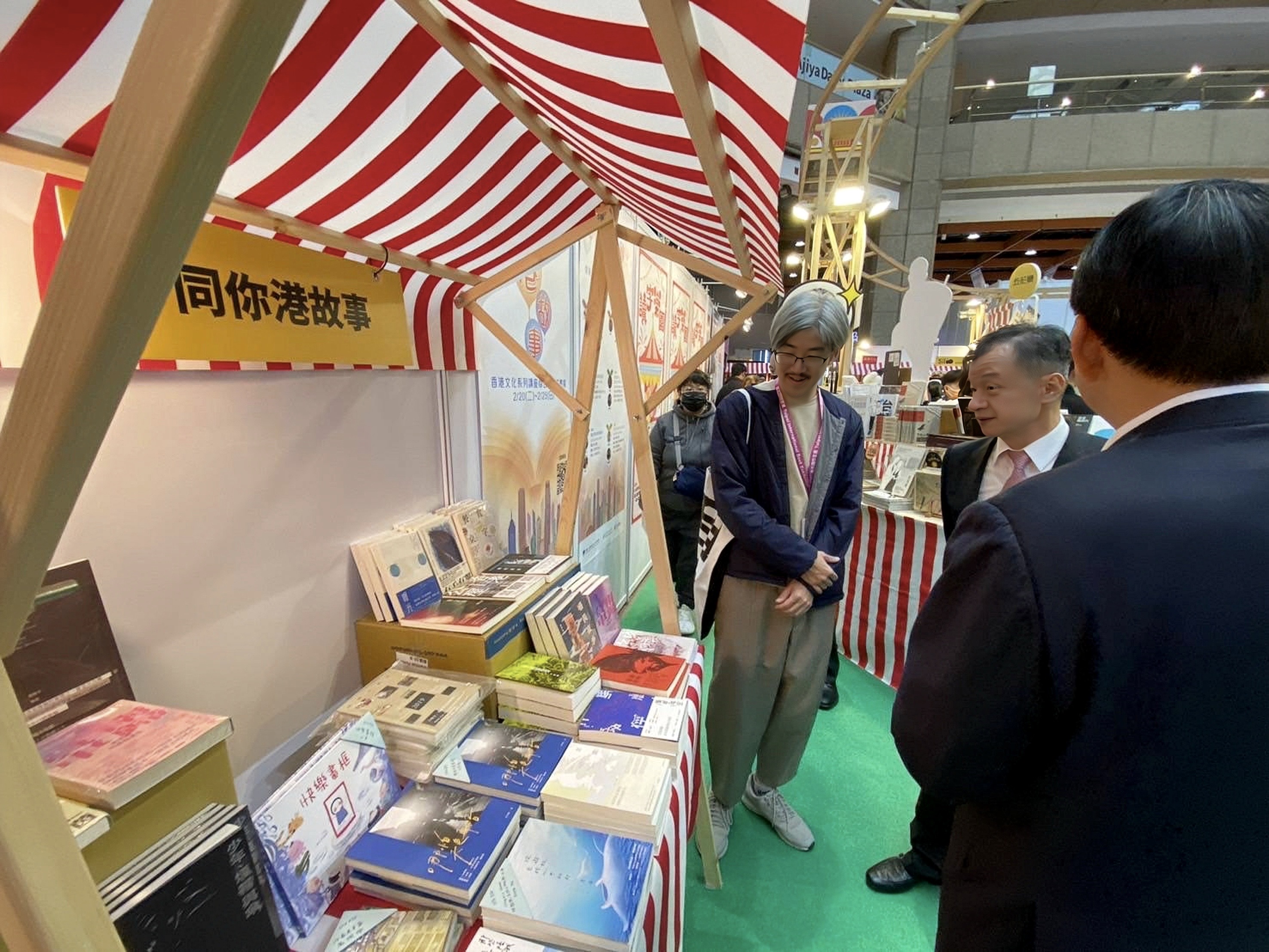 邱太三主委至「同你港故事」香港主題專區觀展。