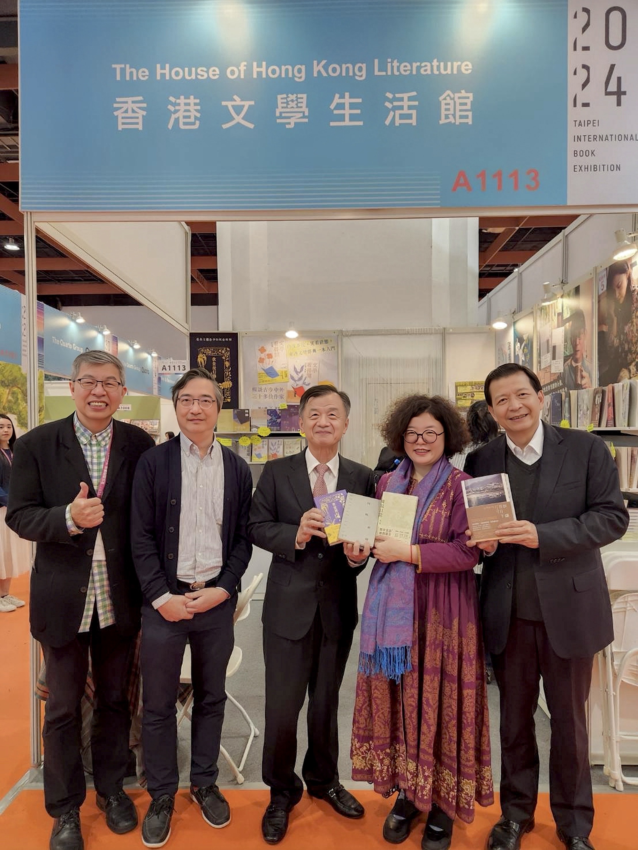 邱主委(中)與趙政岷董事長(左一)、陳智德教授(左二)、鄧小樺作家(右二)及盧秘書長(右一)合影。