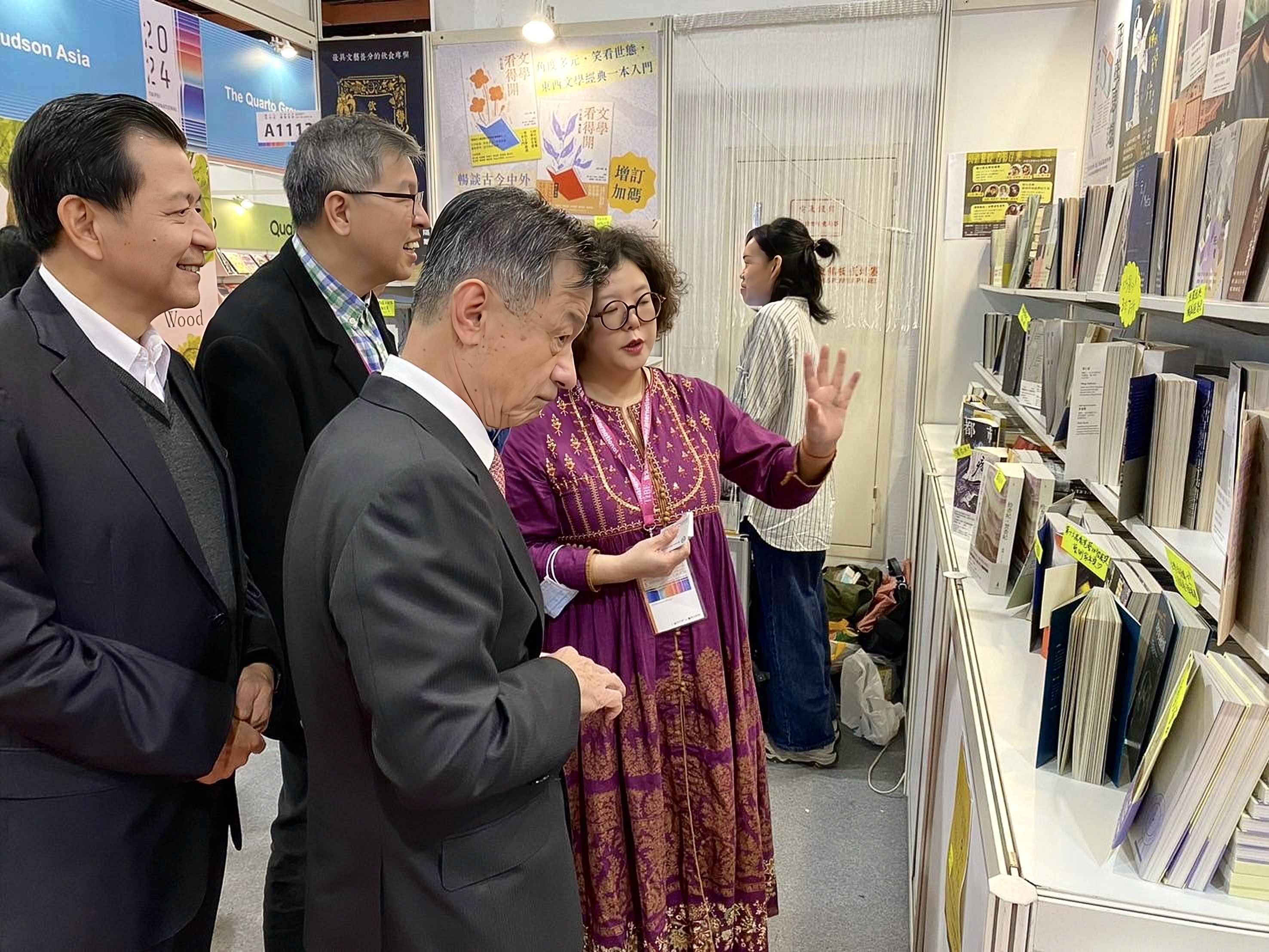 邱太三主委專心聆聽鄧小樺作家分享香港圖書。