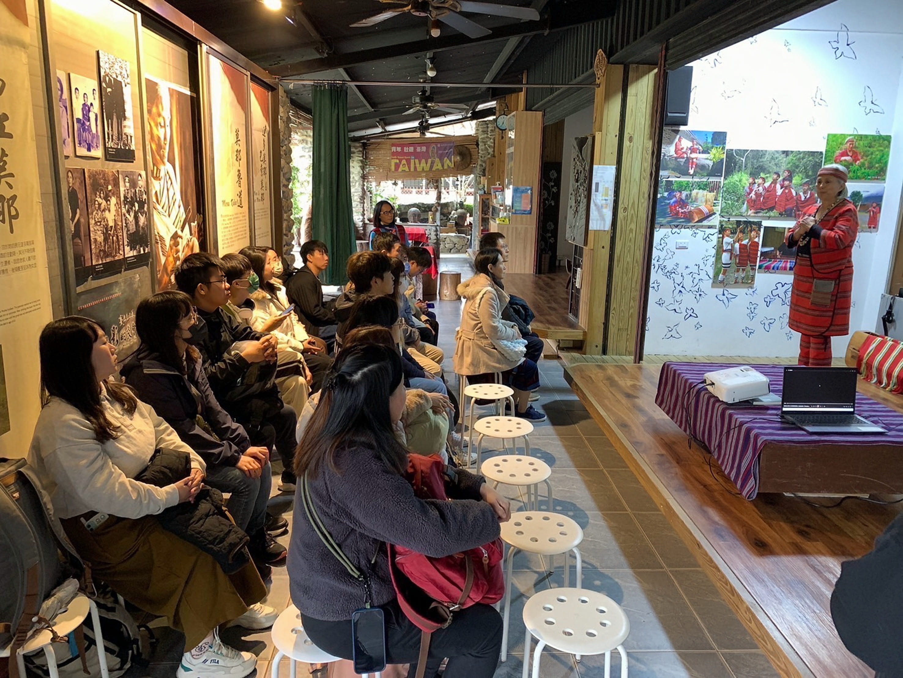 港澳同學聆聽瑪姮·巴丸老師解說賽德克文史