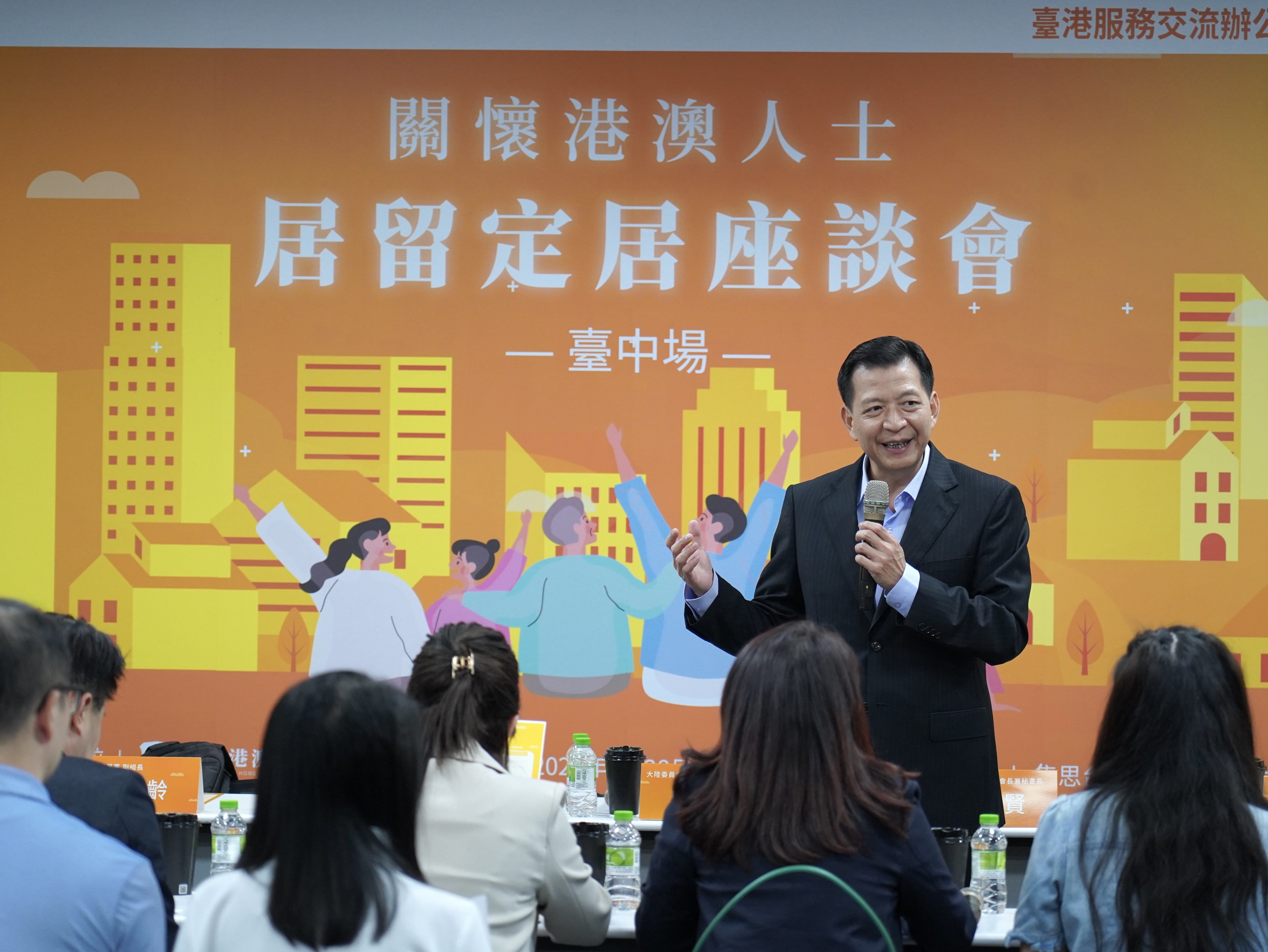陸委會港澳蒙藏處長兼策進會秘書長盧長水致詞，說明政府對於港澳朋友的關懷及協助，同時鼓勵大家要保持信心，必能依相關規定成為新臺灣人。