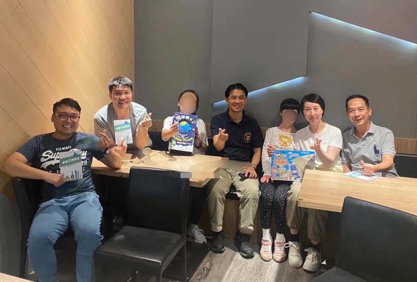 蔡科長與朱爸爸家人、港澳留臺校友楊智誠(左2)吳宗銳(左1)合影