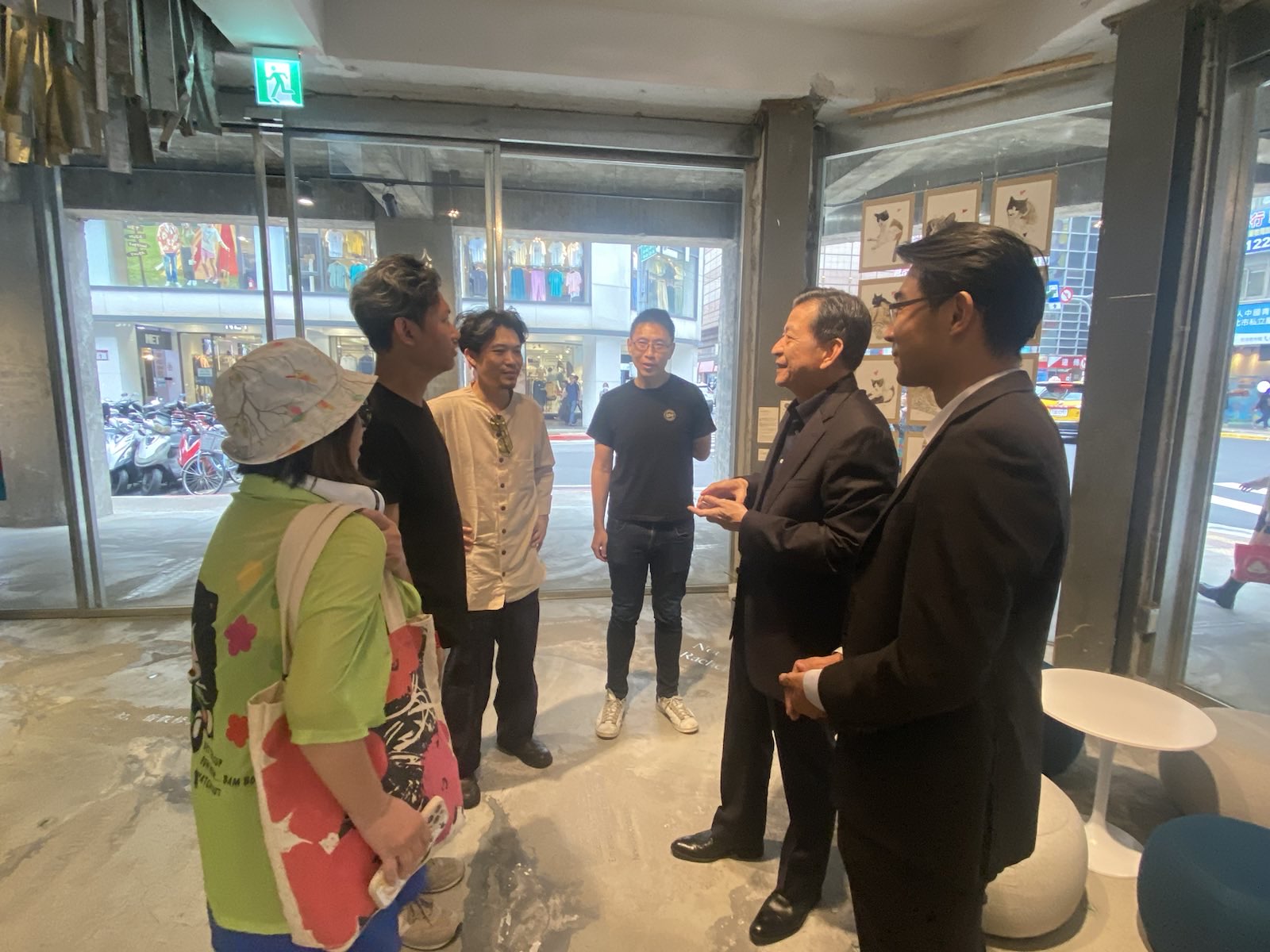 盧長水處長與香港青年藝術家交流互動