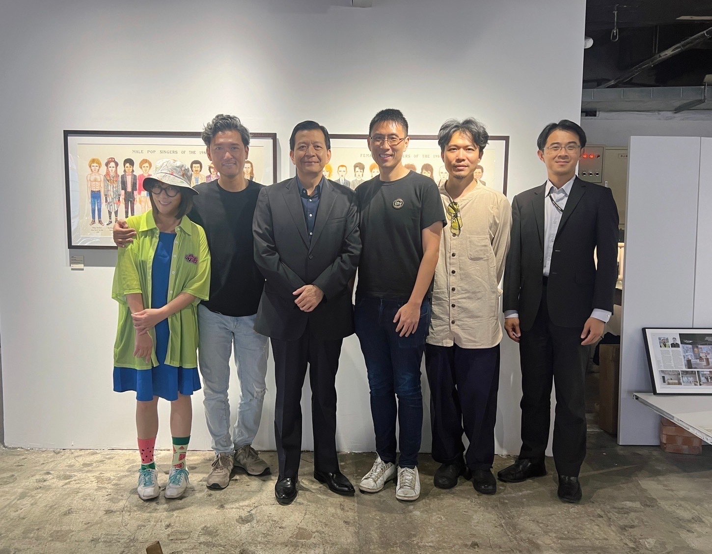 盧處長與香港青年藝術家等合影