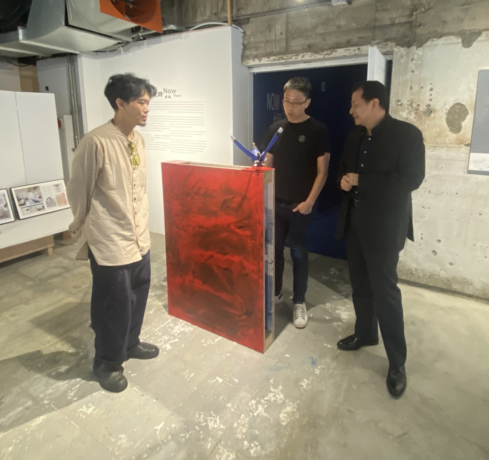 盧長水處長欣賞Edman的創作-「龍」