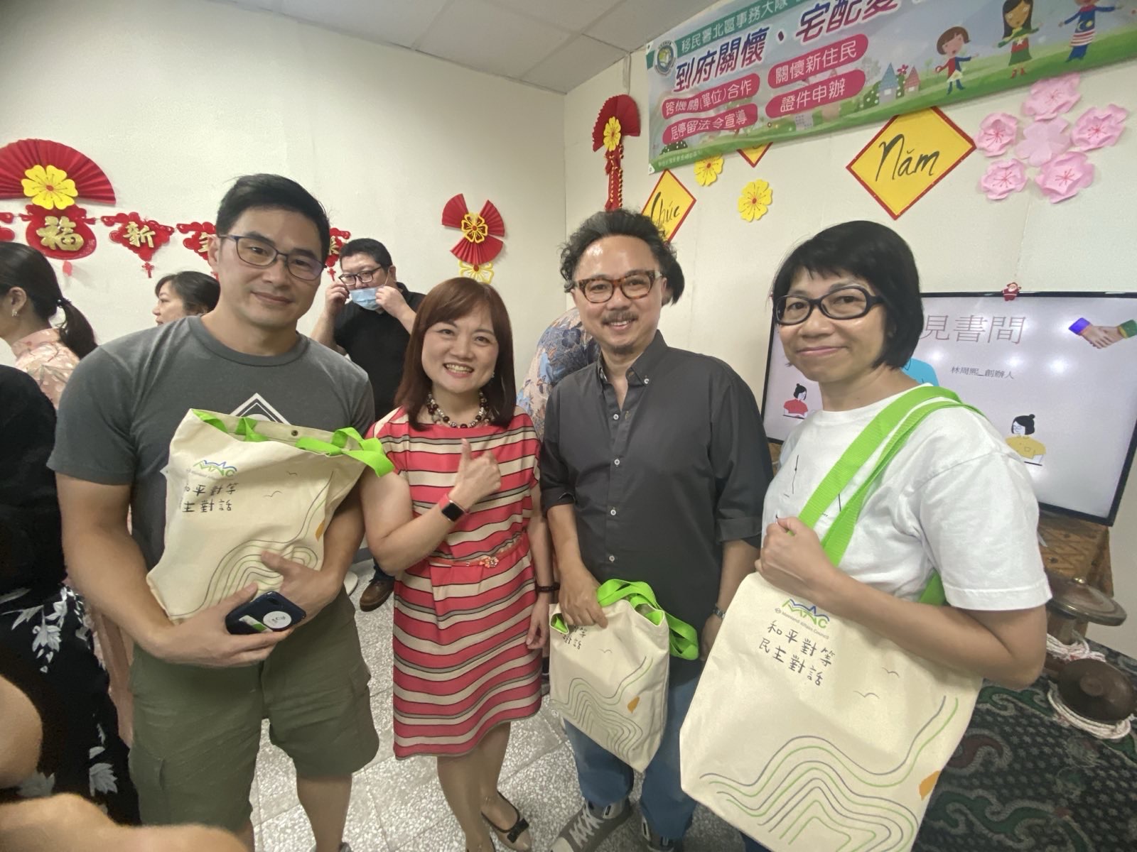 魏副處長與出席座談港人合影