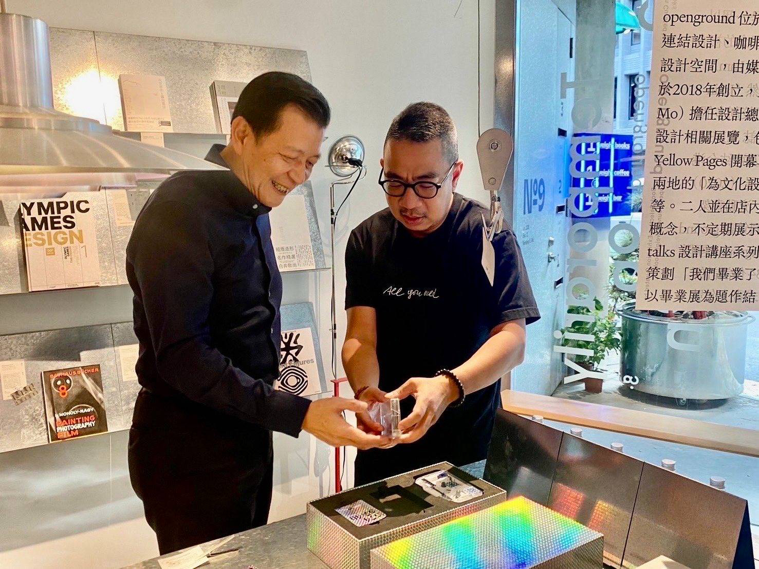 毛設計師與盧處長交流設計靈感與創作理念