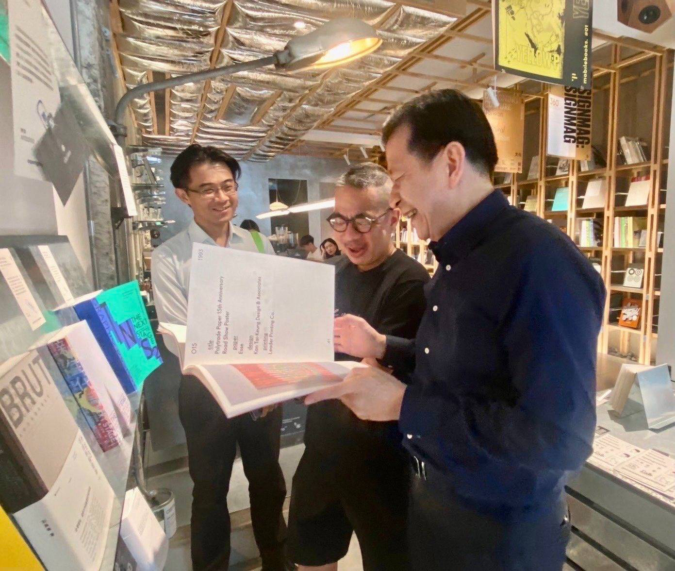 毛設計師介紹設計作品「香港紙業40週年紀念」書刊