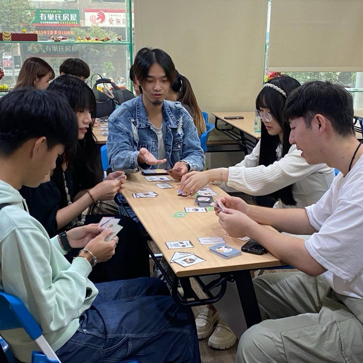與會同學透過桌遊介紹自我特質1