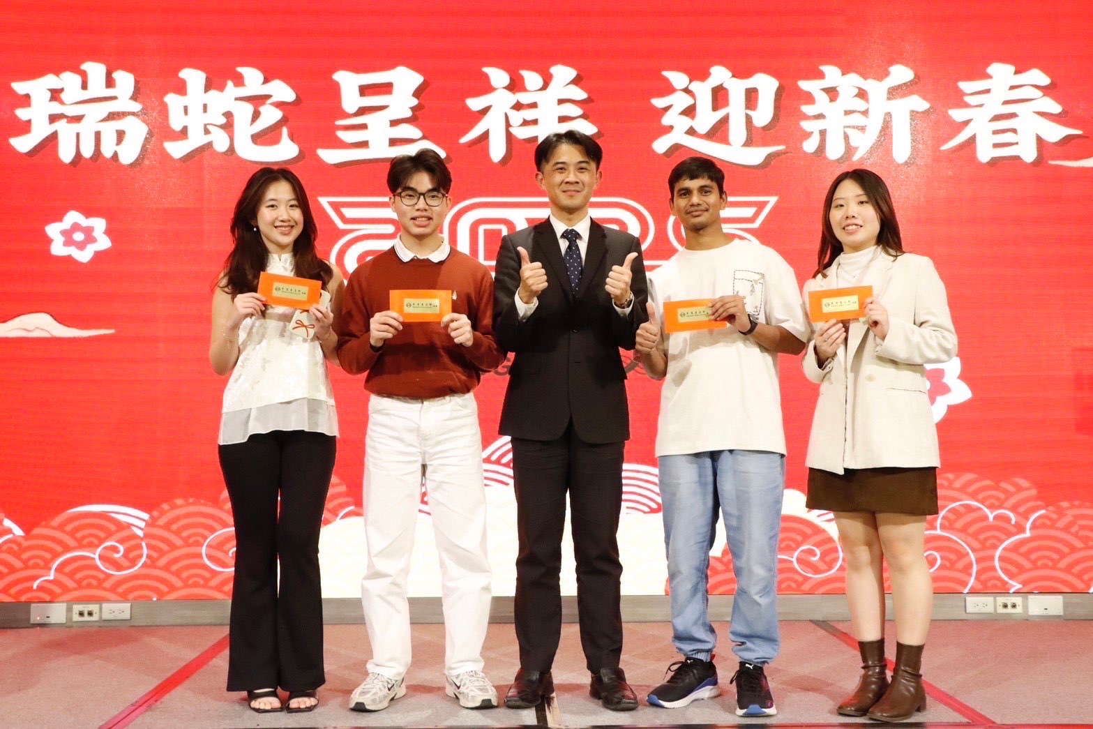 蔡科長與淡江大學同學合影