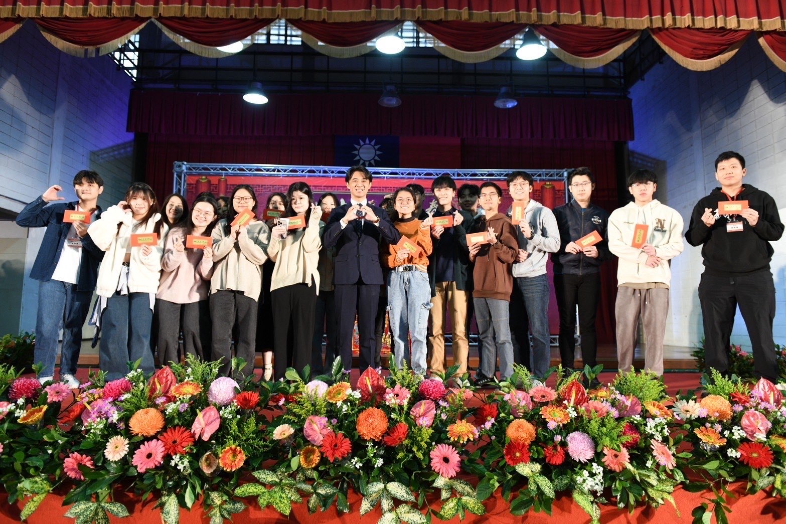 蔡科長與臺灣大學同學合影