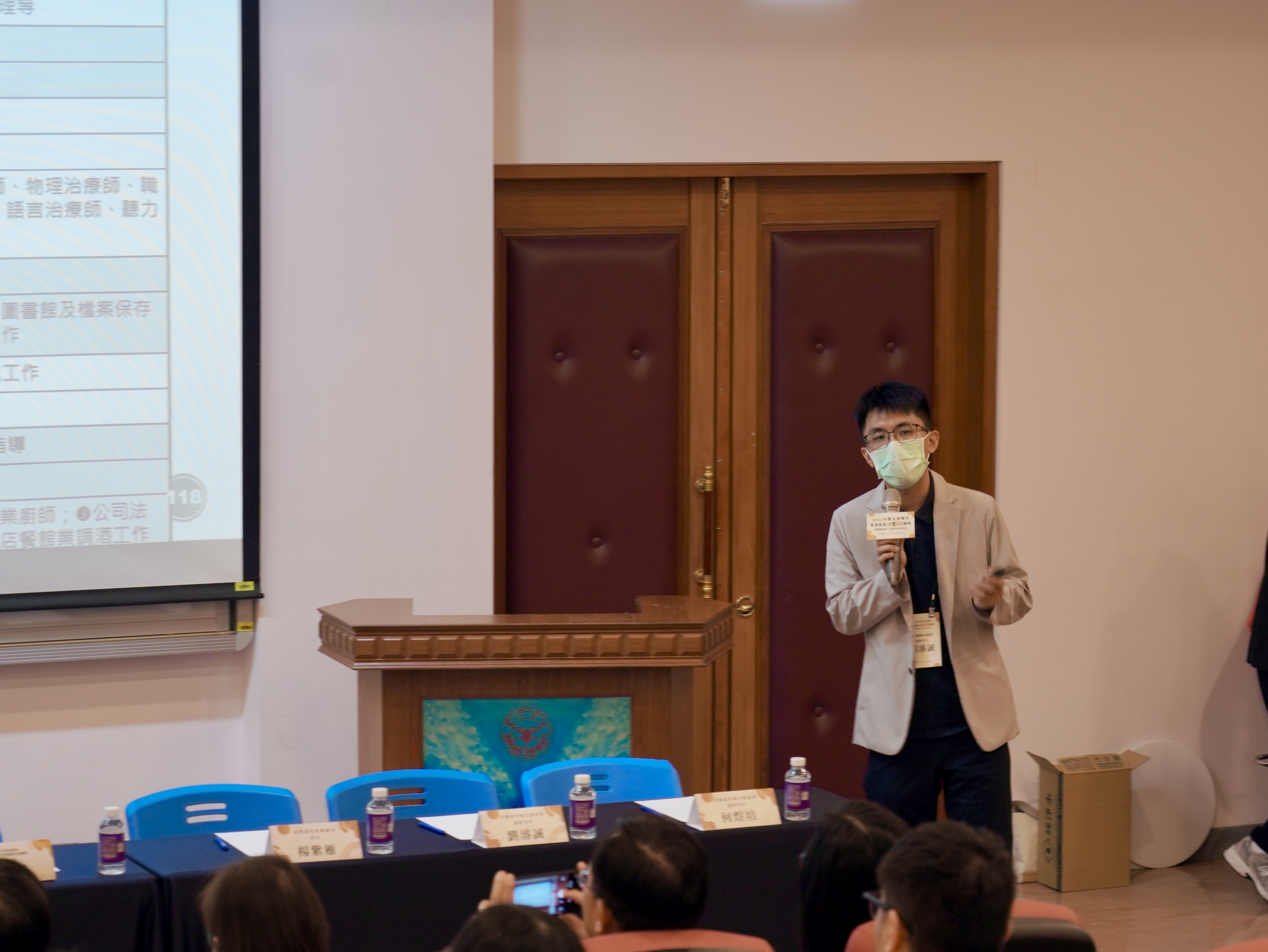 勞動部勞動力發展署副研究員劉濬誠說明港澳生就業相關規定