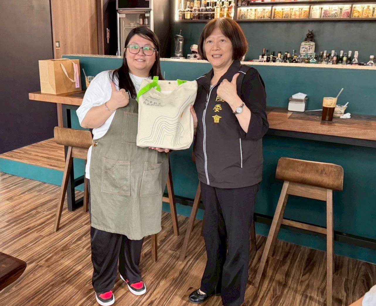陸委會參事楚恆惠致贈禮品給馮女士