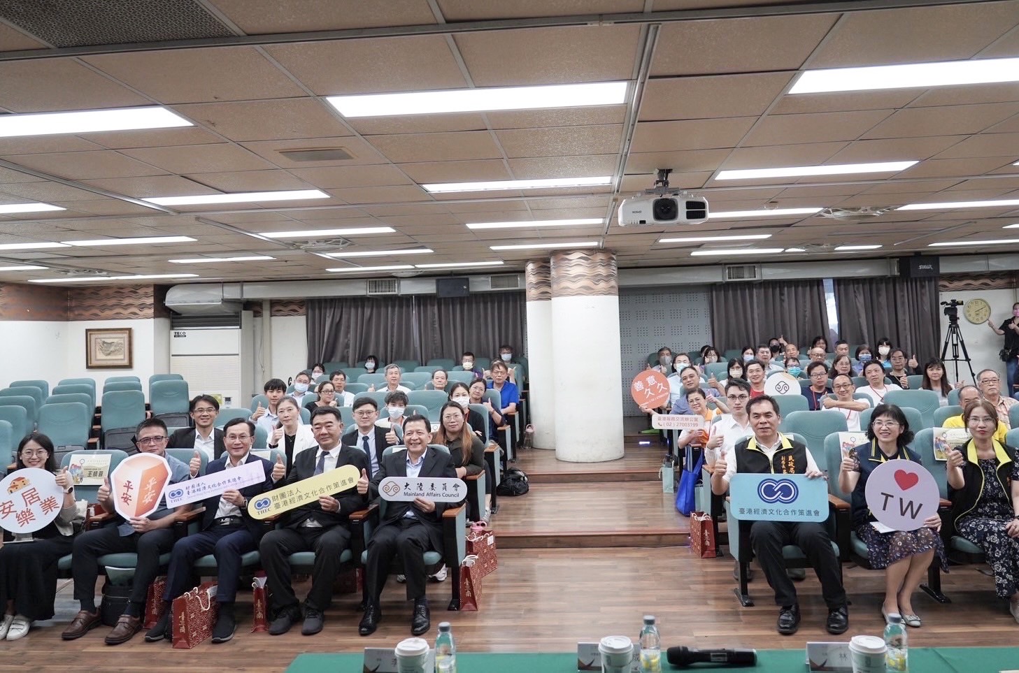 與會機關代表與現場港澳人士合影