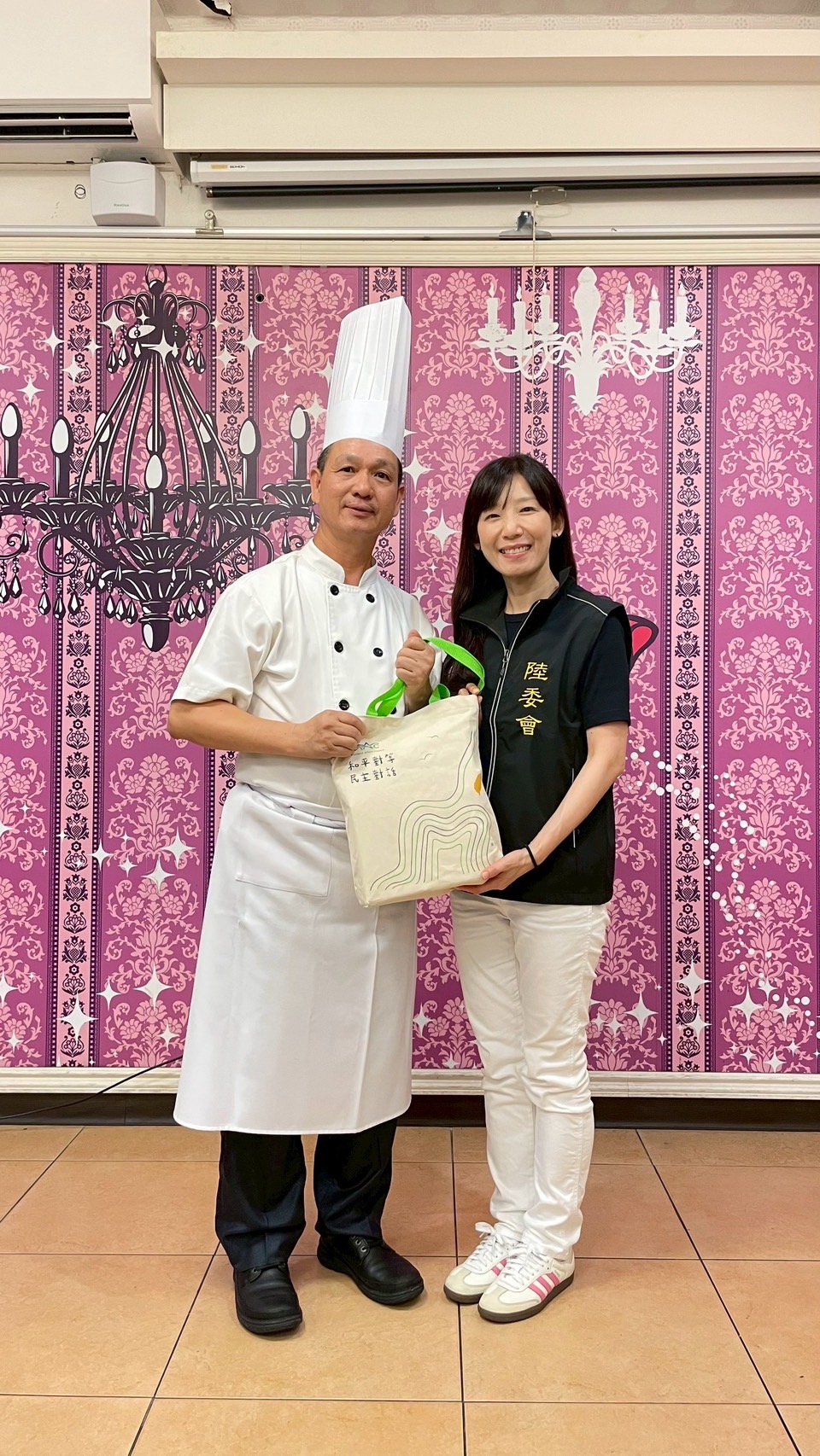 陸委會參事林佩君致贈紀念品予主廚高日紳
